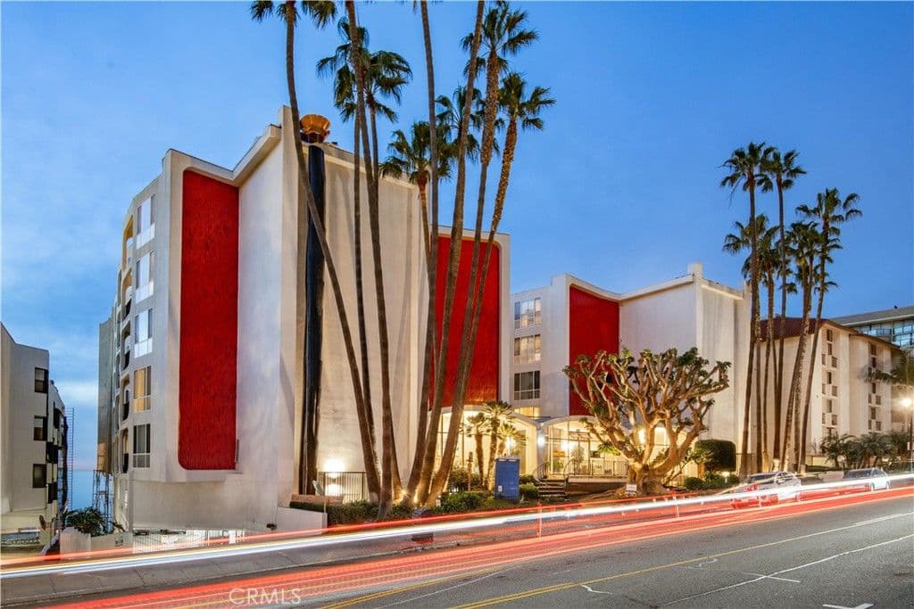 565 Esplanade Unit 202